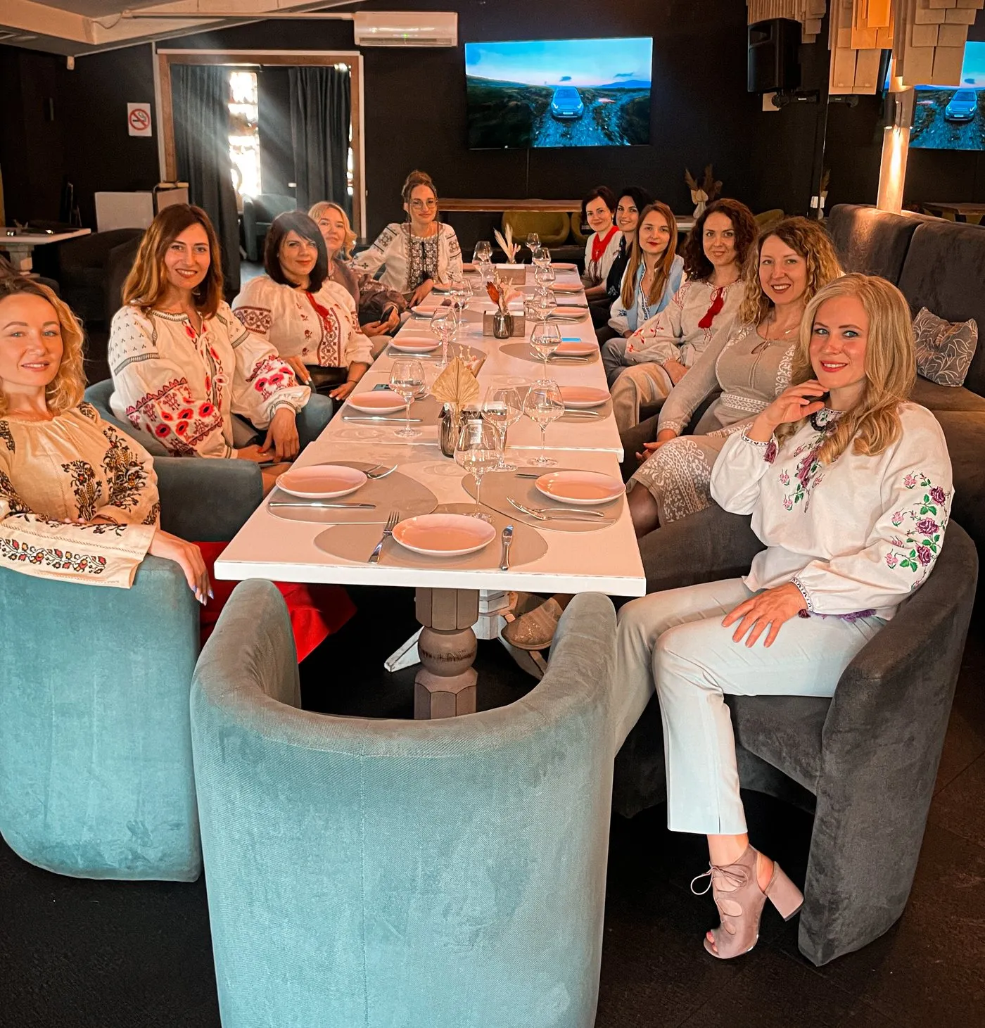 Women of the ZAGRAVA community together around one table