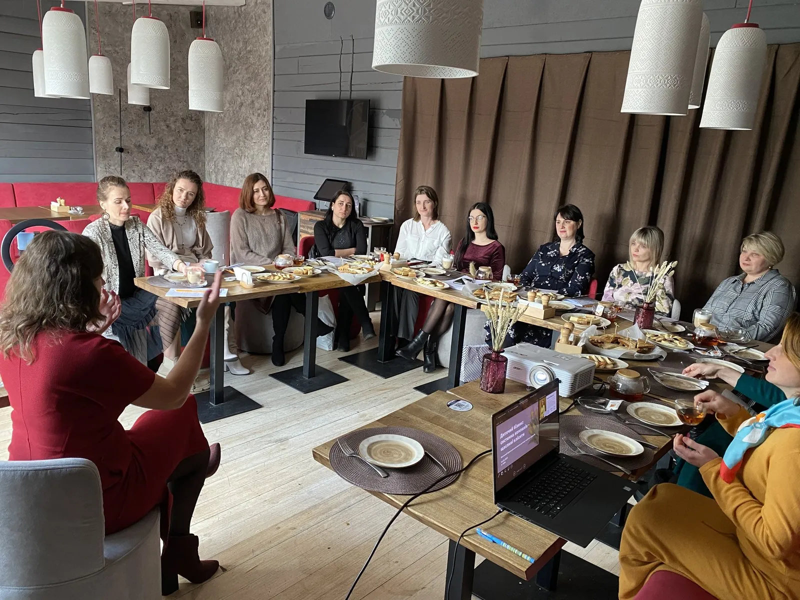 Women founders working together at a ZAGRAVA mastermind session